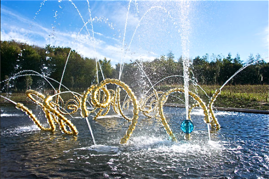 "Les Belles Danses" 1er essais de mise en eau et dernières installations des sculptures fontaines ©EPV/ Th Garnier 