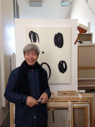 L'artiste Coréen Lee Bae dans son atelier Parisien ©Thegazeofaparisienne